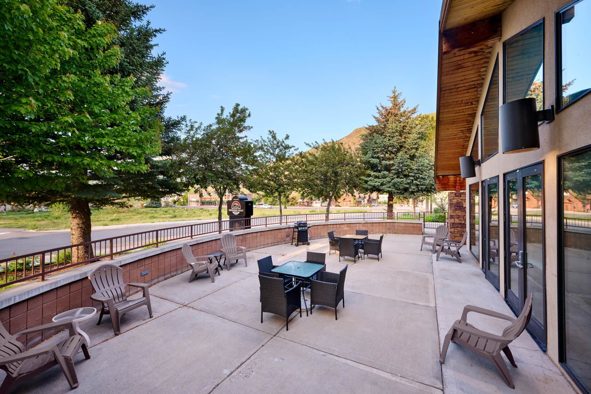 Mountain Valley Lodge - Grill & Patio Area